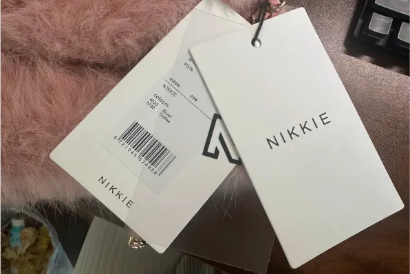 Reusable pouch zipper and label detail